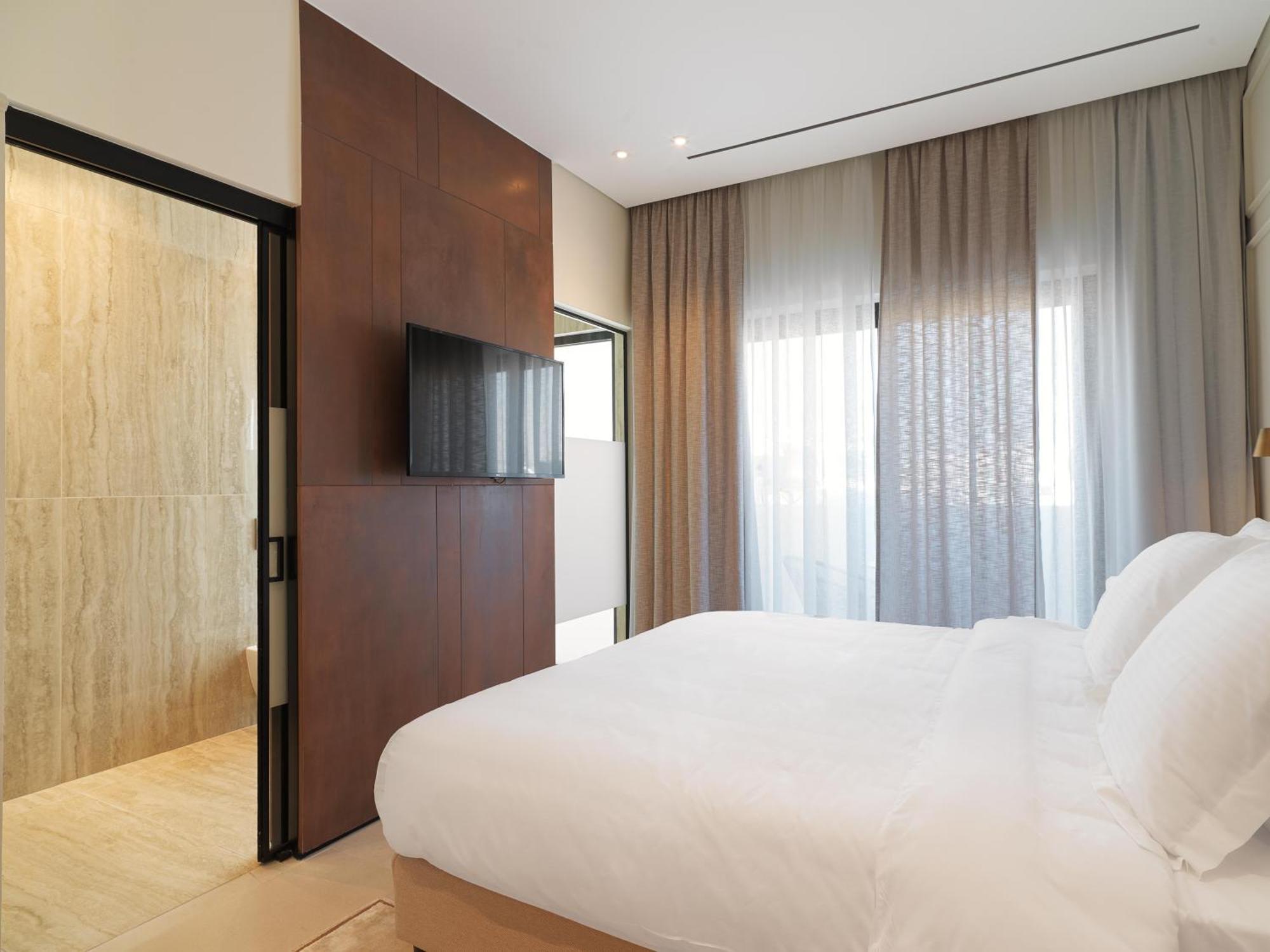 Liv Mackenzie Beach Suites Larnaca Adults Only Εξωτερικό φωτογραφία